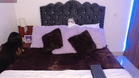 Snapshot of maiaa_evans chatting on January 8, 2:35 am    t  online show from January 8, 2:35 am