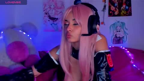 Snapshot of maki_sins chatting on October 19, 7:32 am Maki Sins online show from October 19, 7:32 am