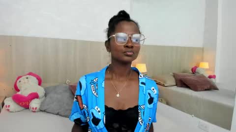 Mara Sinclair online show from June 1, 7:15 pm