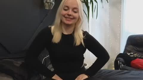 Snapshot of margot_robbie7 chatting on March 6, 8:59 pm margot_robbie7 online show from March 6, 8:59 pm