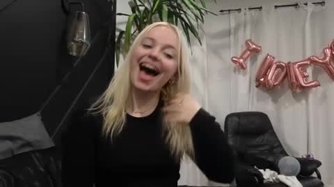 Snapshot of margot_robbie7 chatting on February 16, 2:33 am margot_robbie7 online show from February 16, 2:33 am