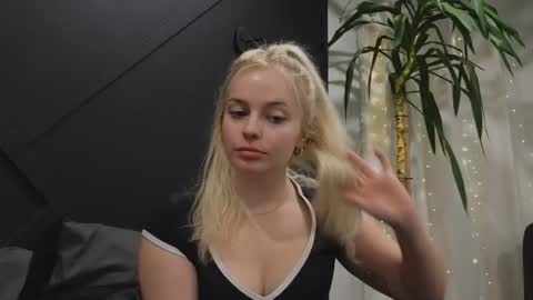 Snapshot of margot_robbie7 chatting on January 3, 12:54 am margot_robbie7 online show from January 3, 12:54 am