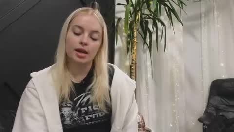 Snapshot of margot_robbie7 chatting on February 17, 1:15 am margot_robbie7 online show from February 17, 1:15 am