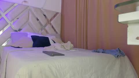 Meli-Mari  online show from June 11, 9:33 pm