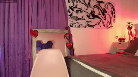 Max online show from February 15, 11:48 pm