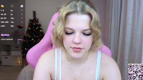 Snapshot of maya_blonde18 chatting on December 24, 3:27 am Maya online show from December 24, 3:27 am