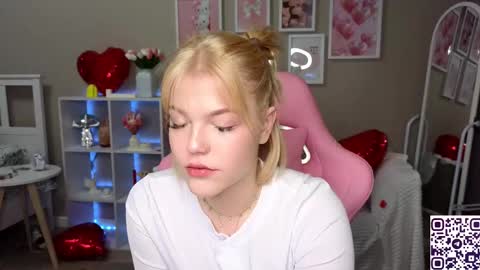 Snapshot of maya_blonde18 chatting on February 15, 3:31 am Maya online show from February 15, 3:31 am