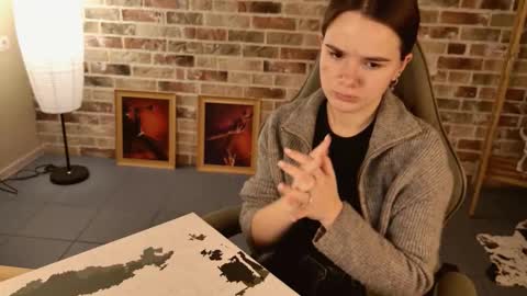 maybloom_ online show from December 17, 5:11 am