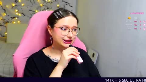 Snapshot of me_hanna chatting on March 4, 11:54 pm Hanna online show from March 4, 11:54 pm