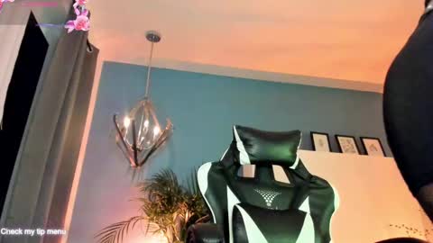 Snapshot of megan_inked_ chatting on October 1, 3:00 am online show from October 1, 3:00 am