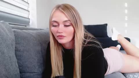 Snapshot of melani_a chatting on October 2, 2:11 pm Melania online show from October 2, 2:11 pm