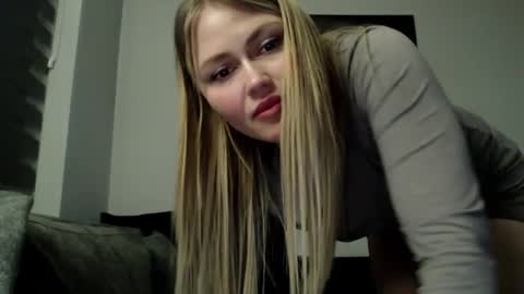Snapshot of melani_a chatting on February 20, 4:25 pm Melania online show from February 20, 4:25 pm