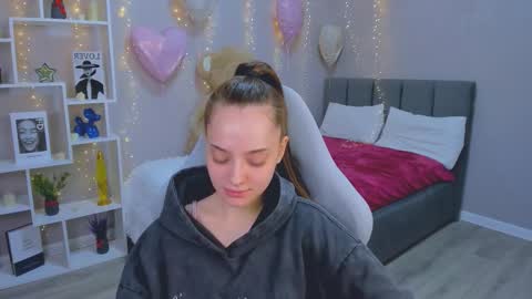 MelanieAlves online show from March 8, 2:21 pm