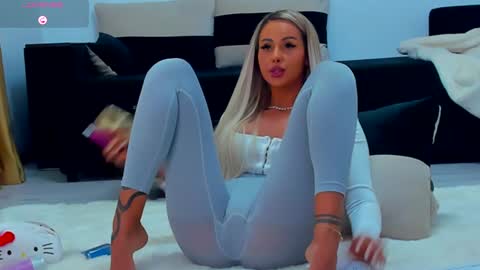 Snapshot of melanielexxx chatting on January 6, 5:49 pm OF melanielexxx online show from January 6, 5:49 pm