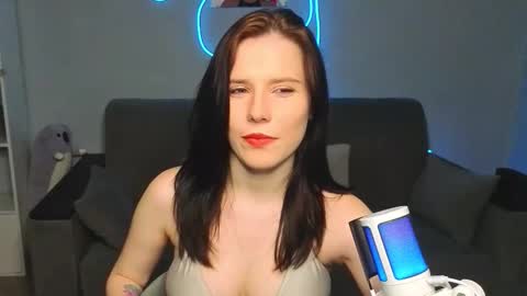 mellhyees online show from March 19, 6:01 pm