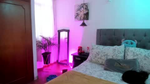  Leslie  online show from April 15, 12:17 pm