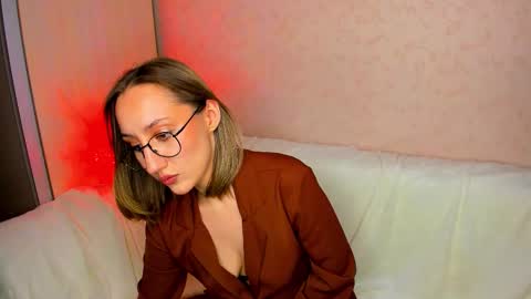 Snapshot of melodyoflovee chatting on October 31, 4:11 pm Kaylie online show from October 31, 4:11 pm