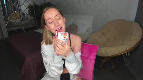 Snapshot of melodyoflovee chatting on December 23, 5:17 am Kaylie online show from December 23, 5:17 am