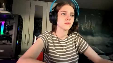 Hi Im Aria 18 years old online show from October 8, 6:29 am