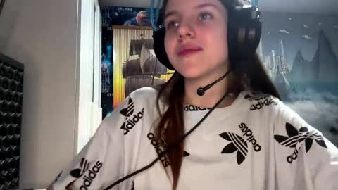 Hi Im Aria 18 years old online show from April 18, 3:36 pm