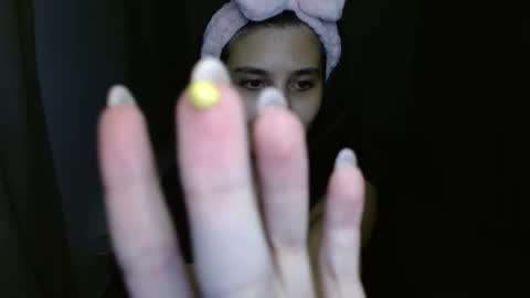 Mia online show from November 11, 4:30 am