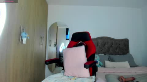 mia_adamsxxx online show from April 30, 2:17 am