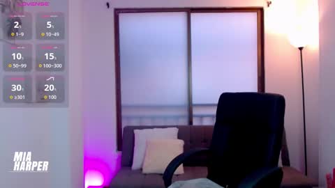 Mia online show from November 9, 9:33 pm