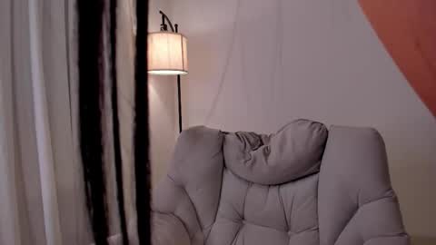 MIA LOVE   online show from March 25, 10:45 pm