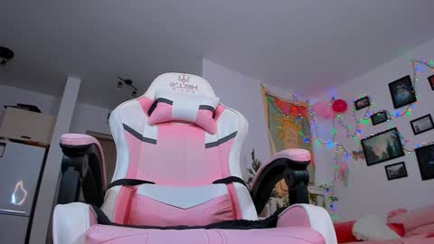 Snapshot of mia_mintz chatting on December 24, 2:21 am Mia online show from December 24, 2:21 am