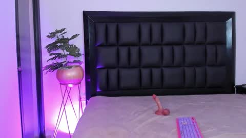 mia online show from March 13, 6:04 am