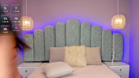 Mia online show from December 4, 2:19 pm