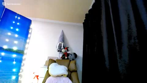 Snapshot of mia_sunnyy chatting on December 7, 9:44 pm Mia. online show from December 7, 9:44 pm