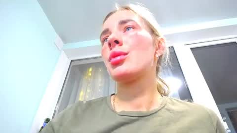 Mia. online show from July 4, 8:16 pm