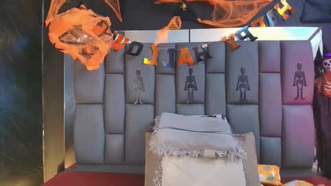 Mia online show from October 22, 12:10 pm