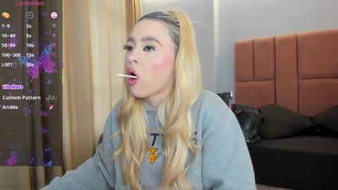 MiaCarper online show from April 10, 9:10 pm