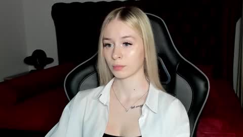 Mia online show from December 4, 6:37 am