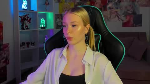 Mia online show from October 24, 5:31 pm