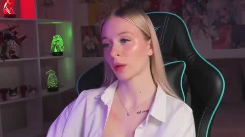 Mia online show from December 2, 6:21 pm