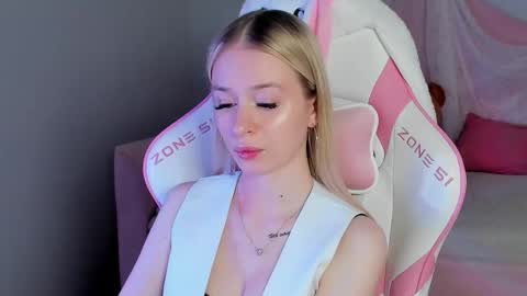 Mia online show from December 5, 7:08 am