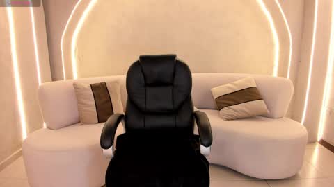 Call me Mia  online show from April 14, 8:09 pm