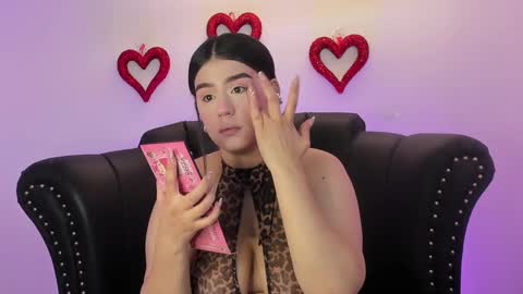 Snapshot of miamontoya chatting on February 20, 1:40 pm Mia -5 7001400 Follow online show from February 20, 1:40 pm