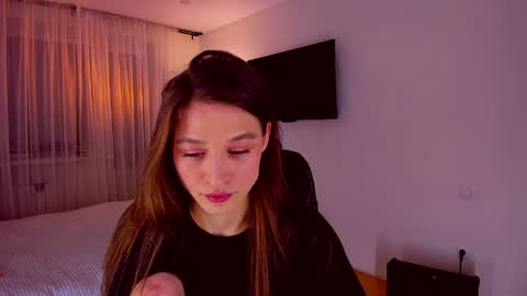 Mia online show from April 16, 7:35 pm