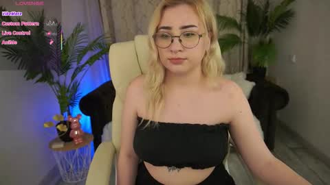 millaluxlove online show from February 11, 7:21 am