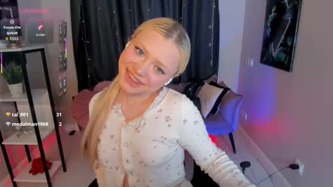 Snapshot of millie_vanillie chatting on October 20, 8:56 pm Millie online show from October 20, 8:56 pm
