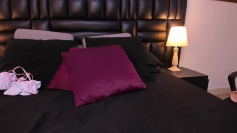 Milu Wallace  online show from February 13, 10:00 pm