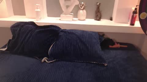 Milu Wallace  online show from October 30, 4:37 am