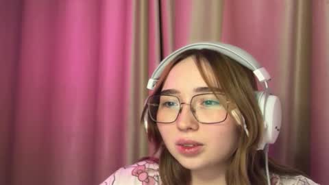 Snapshot of mira_light_ chatting on October 3, 3:17 pm mira_light_ online show from October 3, 3:17 pm