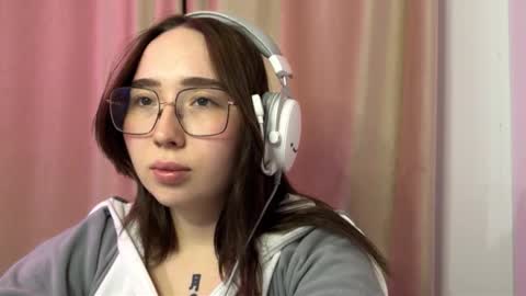 Snapshot of mira_light_ chatting on October 6, 3:50 pm mira_light_ online show from October 6, 3:50 pm