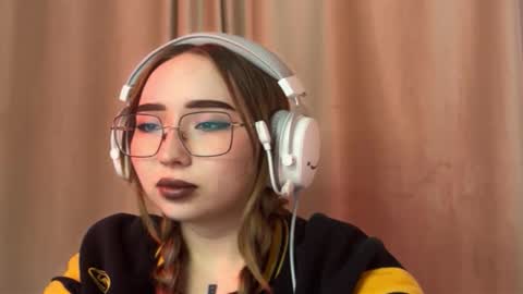 Snapshot of mira_light_ chatting on October 2, 3:06 pm mira_light_ online show from October 2, 3:06 pm