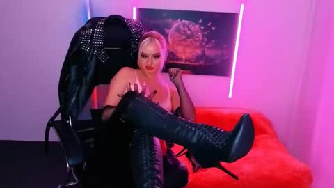 Snapshot of miss_alice_silver chatting on September 13, 4:15 pm miss_alice_silver online show from September 13, 4:15 pm